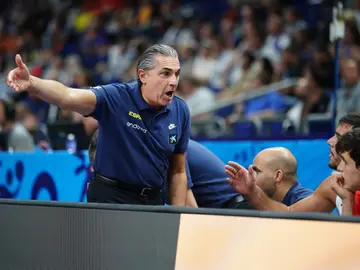 Scariolo conversa con Willy Hernangomez durante el partido ante Finlandia Scariolo conversa con Willy Hernangomez durante el partido ante Finlandia