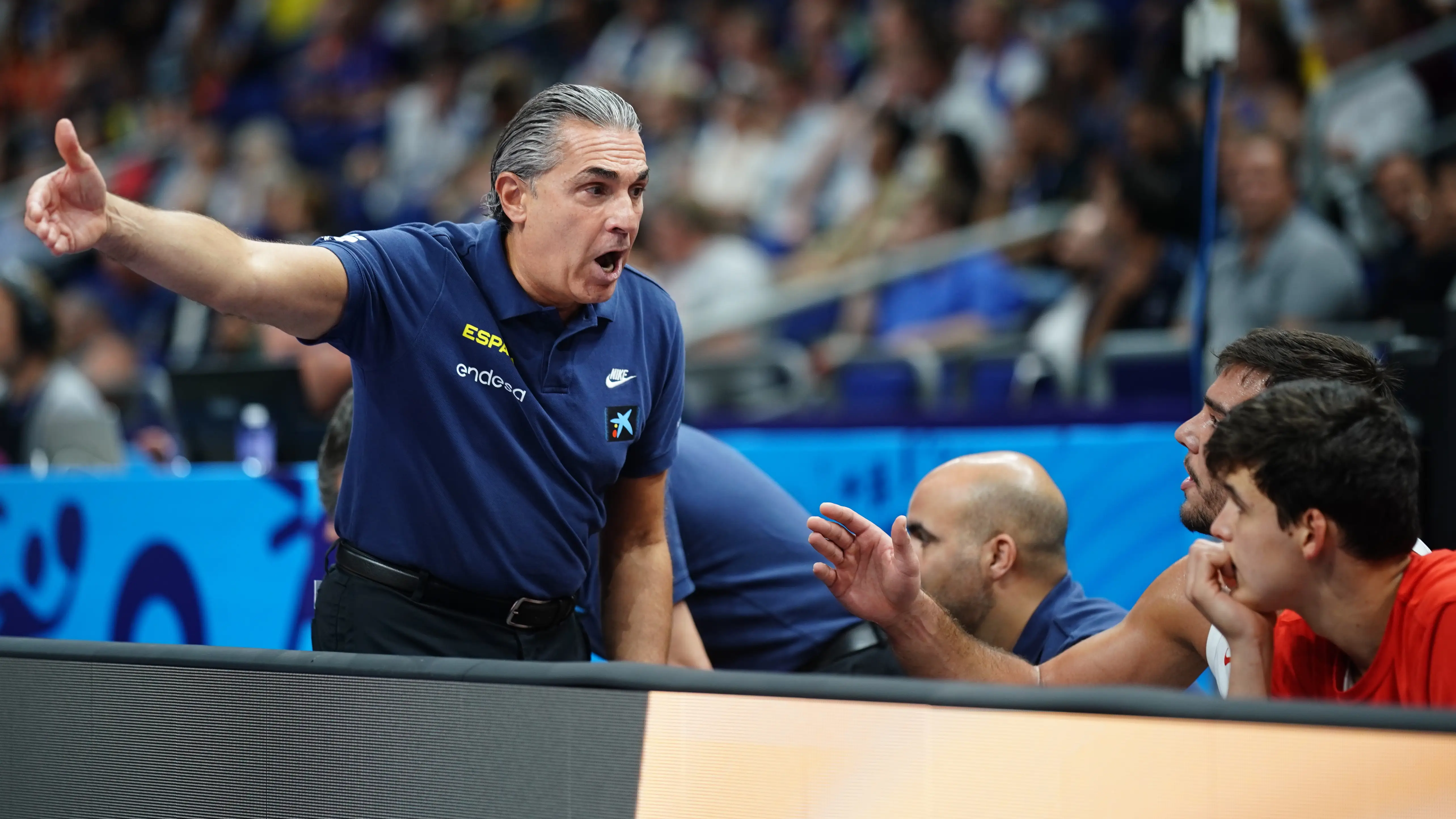 Scariolo conversa con Willy Hernangomez durante el partido ante Finlandia