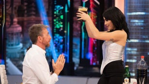 &iquest;Qu&eacute; es un &lsquo;viajero'? Lali Esp&oacute;sito prepara la bebida alcoh&oacute;lica argentina por excelencia en 'El Hormiguero 3.0'