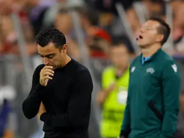 Xavi, pensativo sobre el césped del Allianz Arena Xavi, pensativo sobre el césped del Allianz Arena