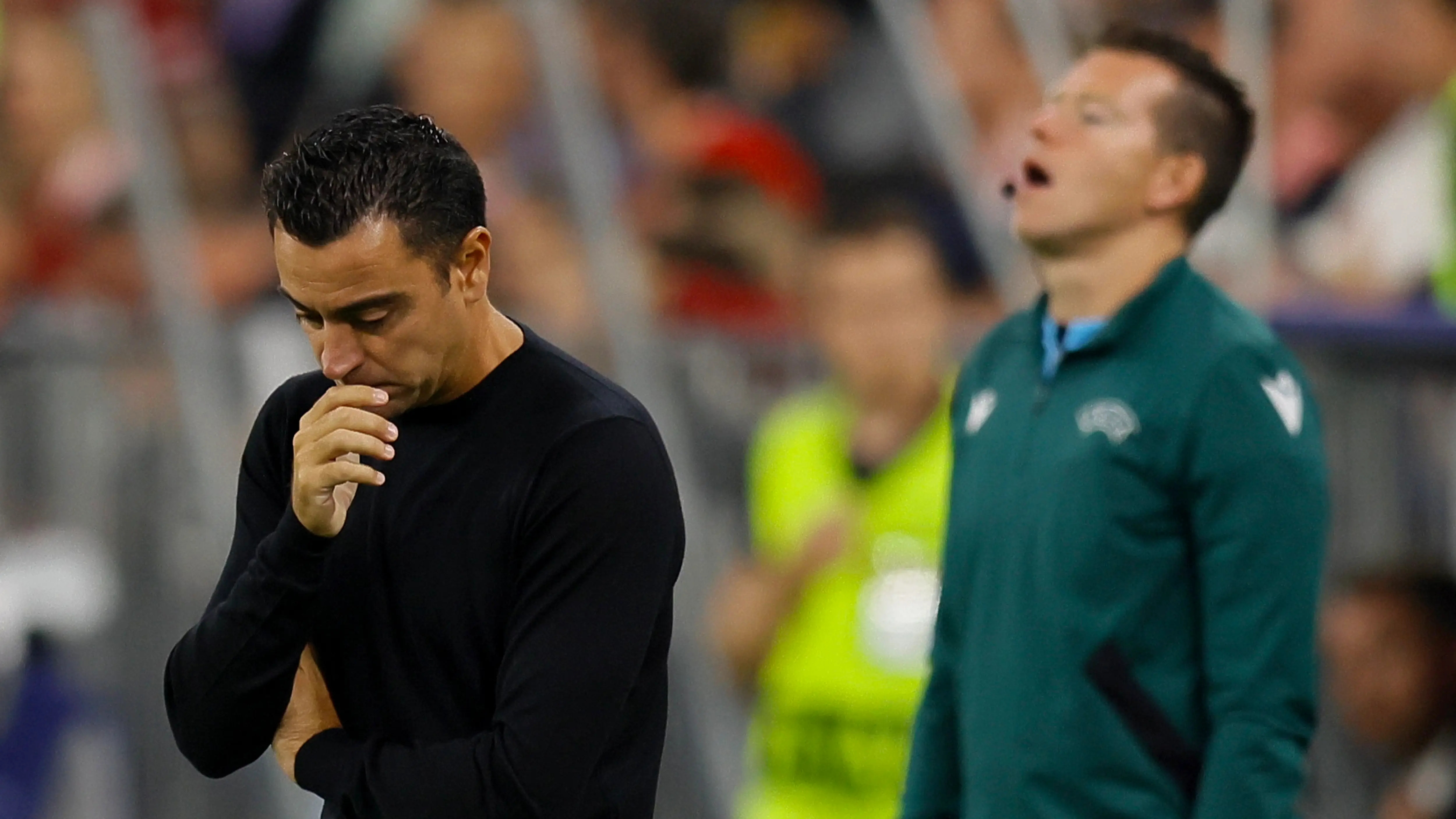 Xavi, pensativo sobre el césped del Allianz Arena Xavi, pensativo sobre el césped del Allianz Arena