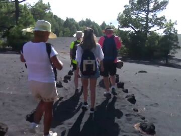 El sendero del volcán permite acercar a los visitantes al cráter de Cumbre Vieja