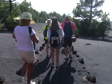 El sendero del volcán permite acercar a los visitantes al cráter de Cumbre Vieja El sendero del volcán permite acercar a los visitantes al cráter de Cumbre Vieja