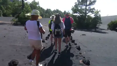 El sendero del volcán permite acercar a los visitantes al cráter de Cumbre Vieja El sendero del volcán permite acercar a los visitantes al cráter de Cumbre Vieja