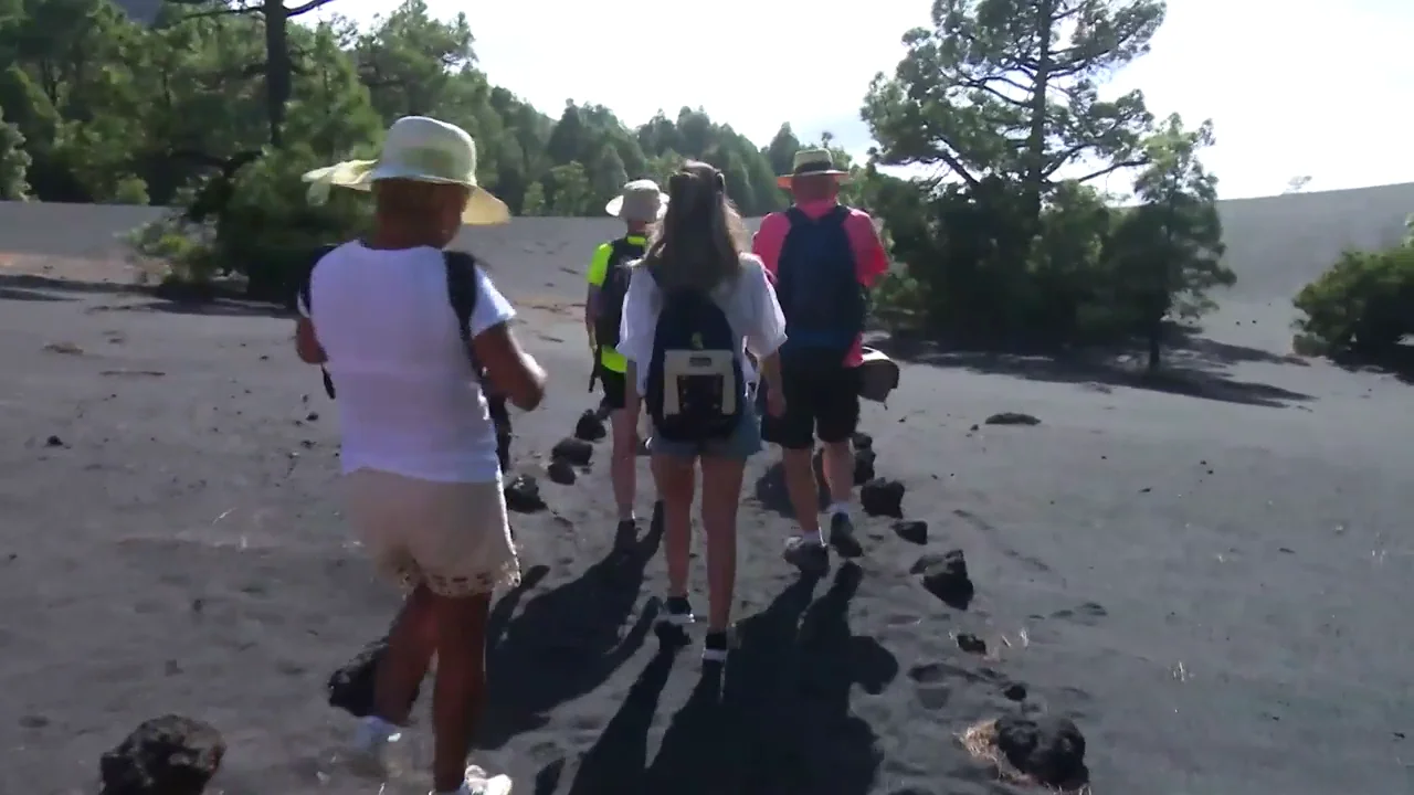 El sendero del volcán permite acercar a los visitantes al cráter de Cumbre Vieja El sendero del volcán permite acercar a los visitantes al cráter de Cumbre Vieja