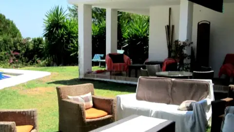 Un okupa vende la casa que okupó en Marbella, Málaga Un okupa vende la casa que okupó en Marbella, Málaga