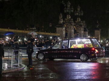 El coche fúnebre que transporta el ataúd de la Reina Isabel II se dirige al Palacio de Buckingham