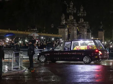 El coche fúnebre que transporta el ataúd de la Reina Isabel II se dirige al Palacio de Buckingham El coche fúnebre que transporta el ataúd de la Reina Isabel II se dirige al Palacio de Buckingham