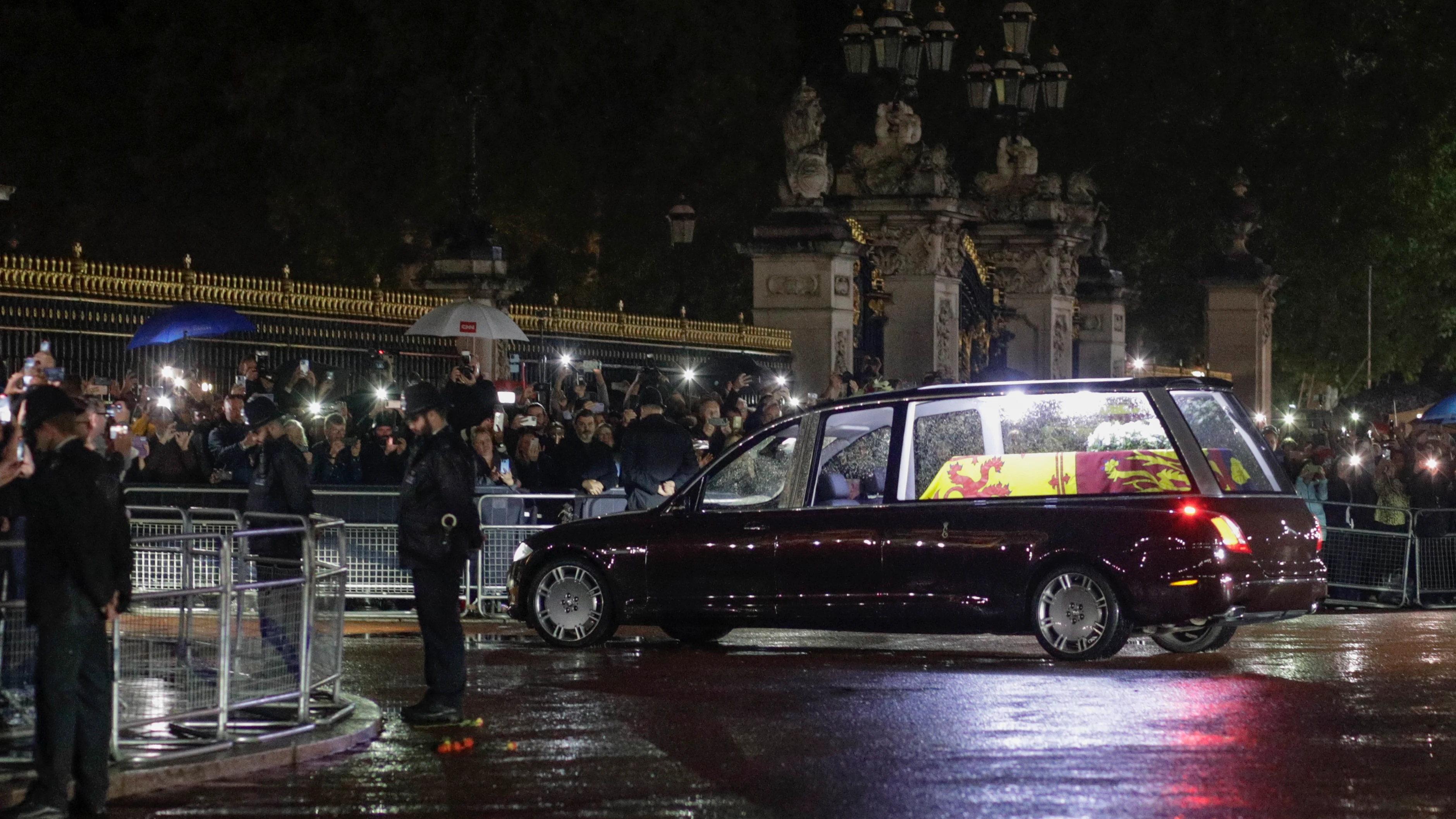 El coche f&uacute;nebre que transporta el ata&uacute;d de la Reina Isabel II se dirige al Palacio de Buckingham