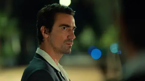 En el próximo capítulo de 'Tierra Amarga': Hakan, contra las cuerdas: Teme que descubran su identidad En el próximo capítulo de 'Tierra Amarga': Hakan, contra las cuerdas: Teme que descubran su identidad