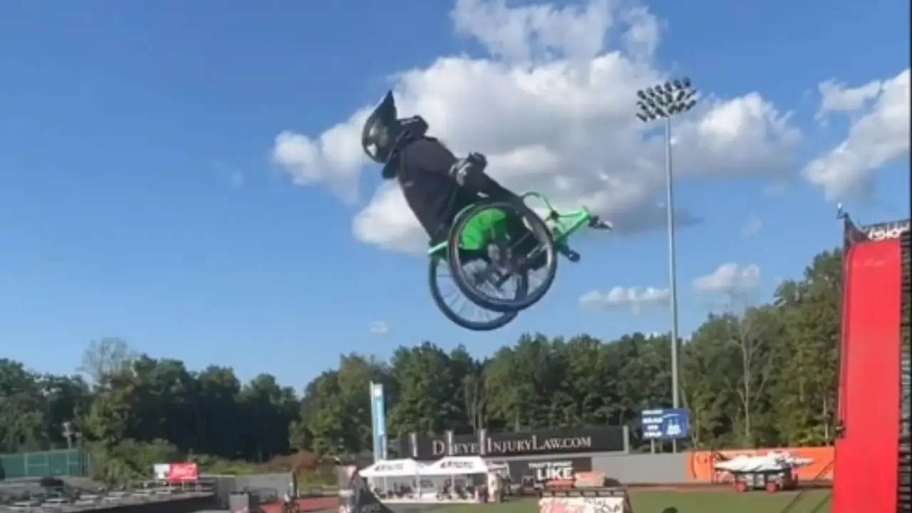Aaron 'Wheelz' Fotheringham en Wheelchair MotoCross (WCMX) Aaron 'Wheelz' Fotheringham en Wheelchair MotoCross (WCMX)