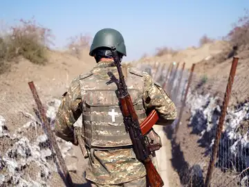 Un soldado armenio patrulla en Nagorno-Karabaj Un soldado armenio patrulla en Nagorno-Karabaj