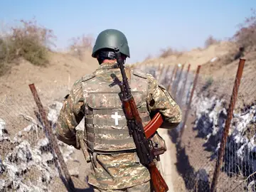 Un soldado armenio patrulla en Nagorno-Karabaj Un soldado armenio patrulla en Nagorno-Karabaj