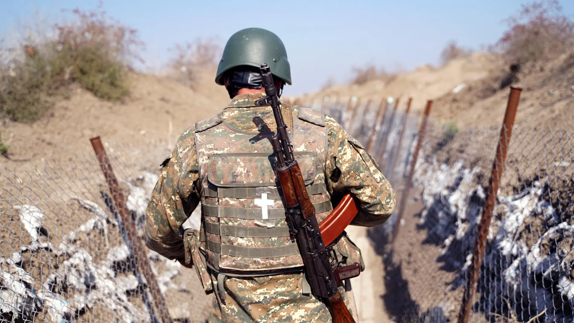 Un soldado armenio patrulla en Nagorno-Karabaj