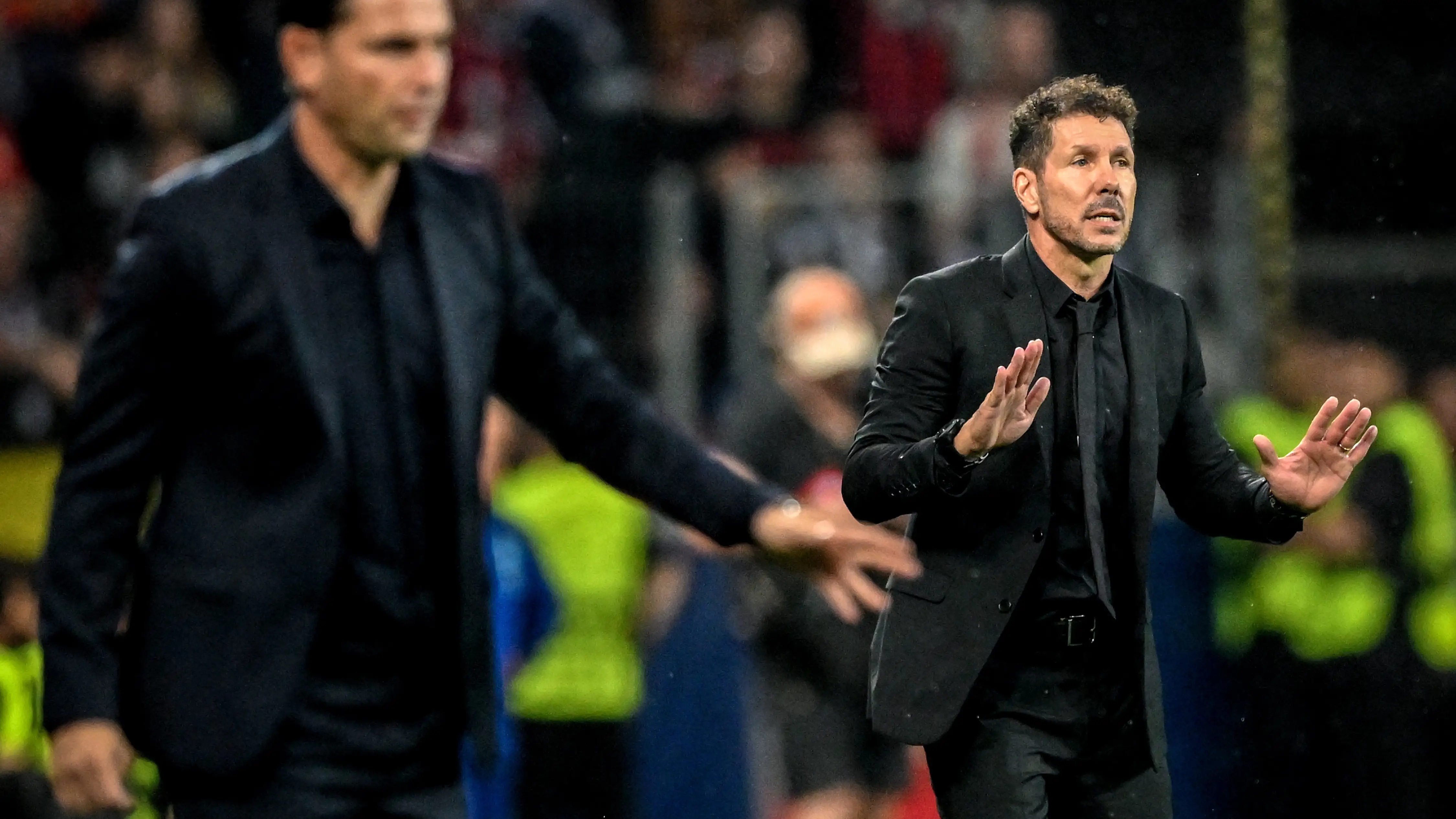 Simeone pide calma a sus jugadores en el BayArena Simeone pide calma a sus jugadores en el BayArena