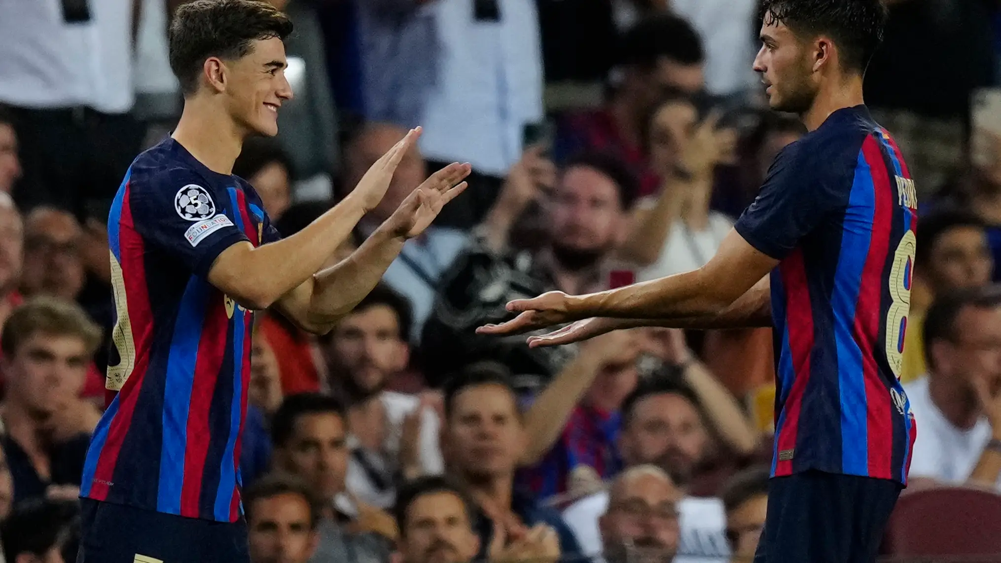 Gavi salta al campo en sustituci&oacute;n de Pedri en un partido del Barcelona