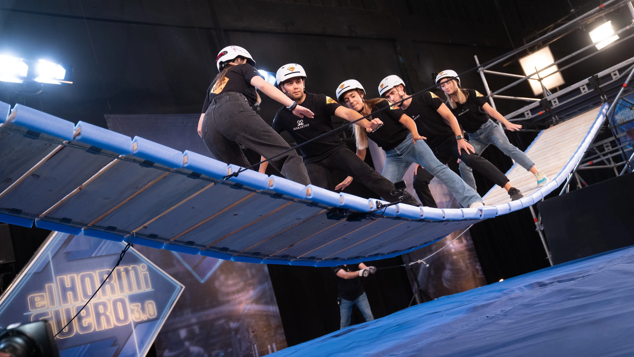 El equipo de Ciencia de 'El Hormiguero 3.0' se pone a prueba... ¡con un 'puente movedizo'! El equipo de Ciencia de 'El Hormiguero 3.0' se pone a prueba... ¡con un 'puente movedizo'!