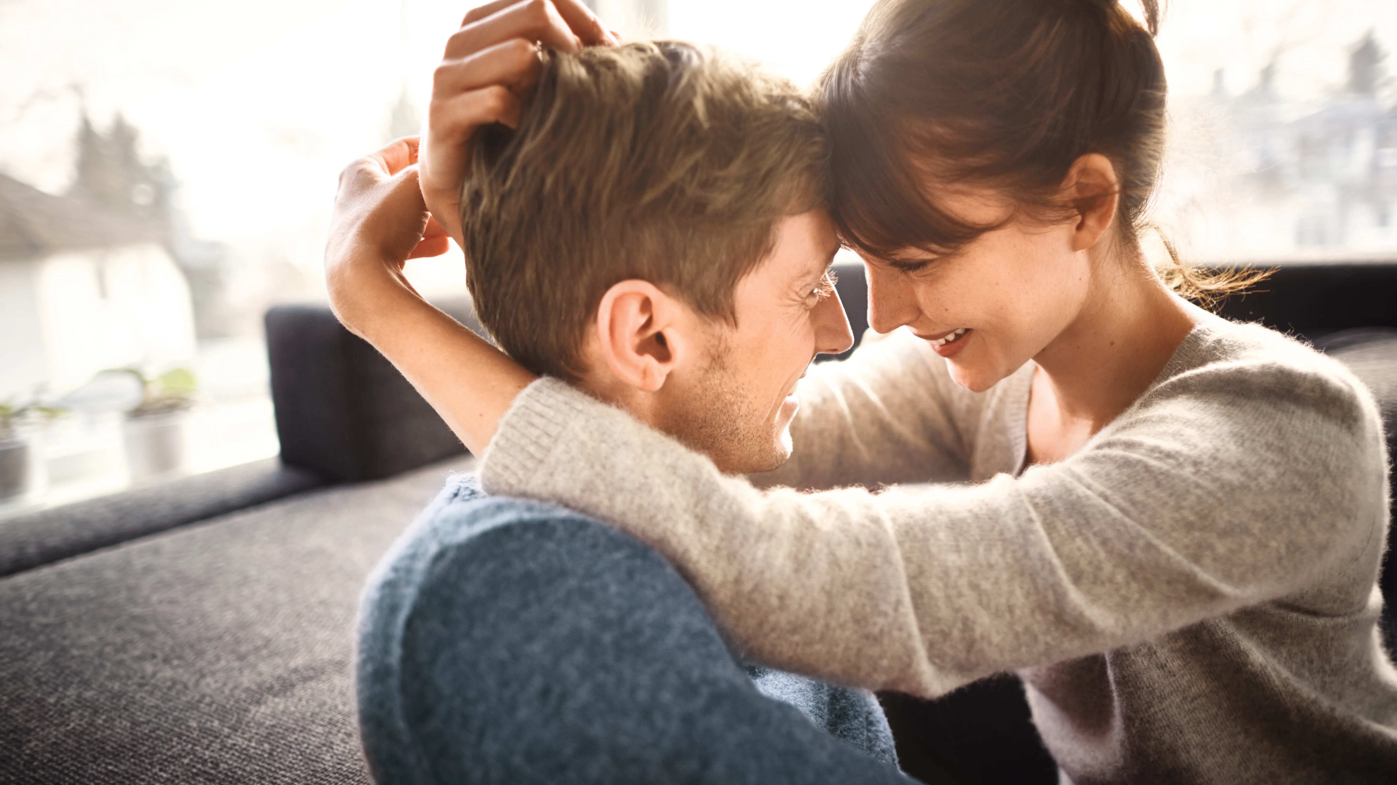 Pareja se abraza feliz