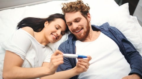 Pareja consulta un test de embarazo
