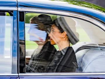 La princesa Meghan con joyas de Isabel II La princesa Meghan con joyas de Isabel II