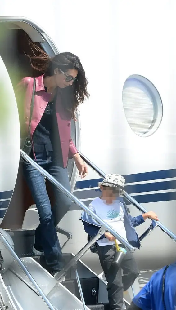 Amal Clooney junto a su hijo Alexander a su llegada a Los Ángeles