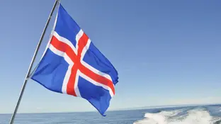 La bandera de Islandia, con el mar al fondo La bandera de Islandia, con el mar al fondo