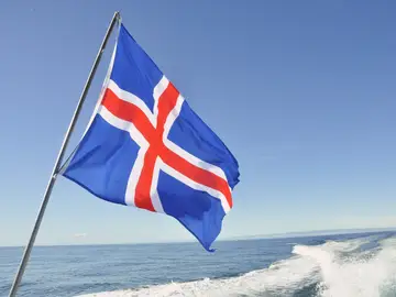 La bandera de Islandia, con el mar al fondo La bandera de Islandia, con el mar al fondo