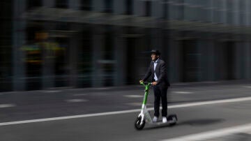 Un hombre conduce un patinete eléctrico