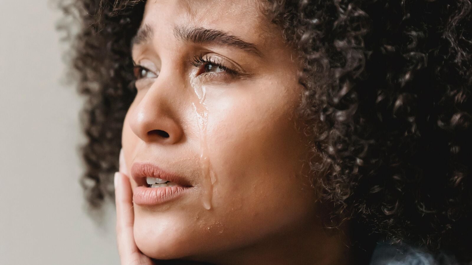 ¿Por qué cuándo lloramos nos sentimos mejor?