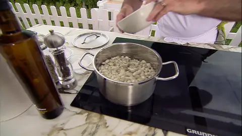 Pon las pochas en una cazuela con agua Pon las pochas en una cazuela con agua