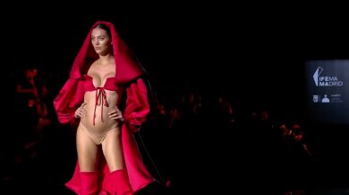 La modelo Neus Bermejo luce embarazo sobre la pasarela de la MBFW Madrid 2022