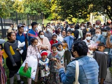 Cientos de inmigrantes se congregan frente a la casa de Kamala Harris