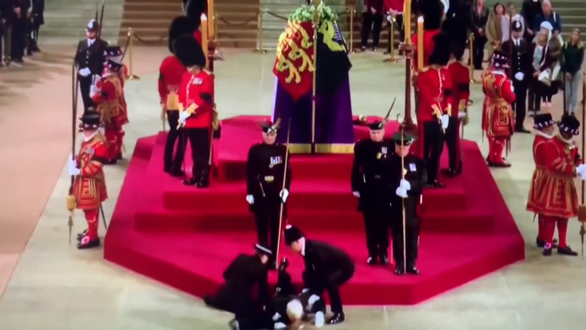 Momento en el que el guardia cae exhausto Isabel II