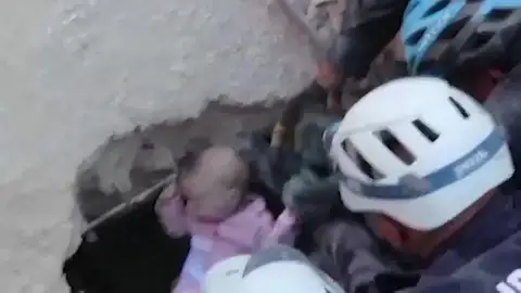 Rescate del bebé en Amán Rescate del bebé en Amán