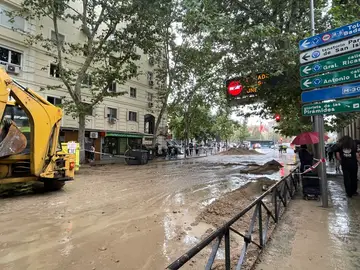 Calle afectada por la rotura de una tubería en Madrid
