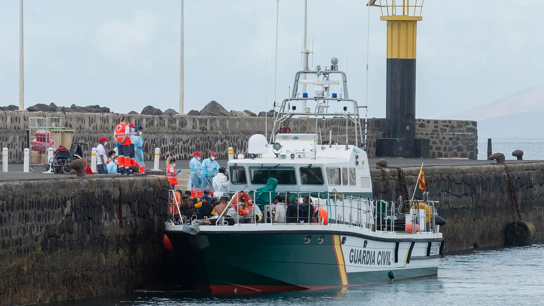 Una embarcación de la Guardia Civil socorre a personas migrantes en Lanzarote