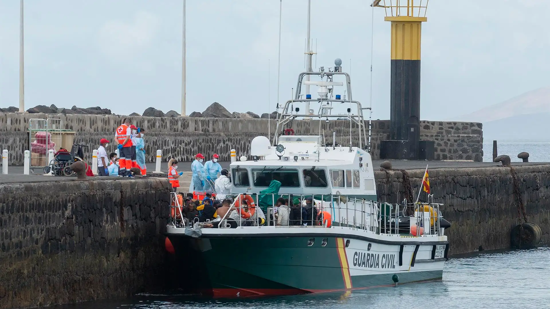 Una embarcación de la Guardia Civil socorre a personas migrantes en Lanzarote Una embarcación de la Guardia Civil socorre a personas migrantes en Lanzarote