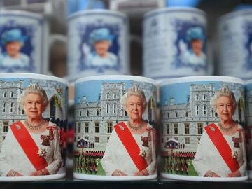 Una taza de souvenir con la imagen de Isabel II