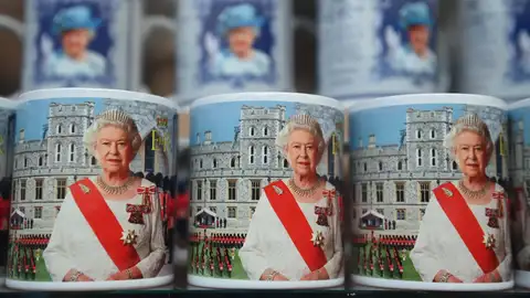 Una taza de souvenir con la imagen de Isabel II Una taza de souvenir con la imagen de Isabel II