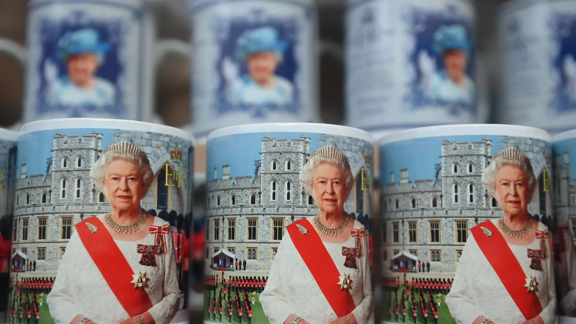 Una taza de souvenir con la imagen de Isabel II