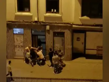 Vídeo: 10 individuos apalean a un joven en plena calle en A Coruña 