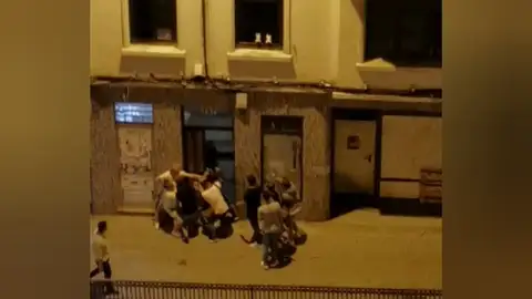 Vídeo: 10 individuos apalean a un joven en plena calle en A Coruña Vídeo: 10 individuos apalean a un joven en plena calle en A Coruña