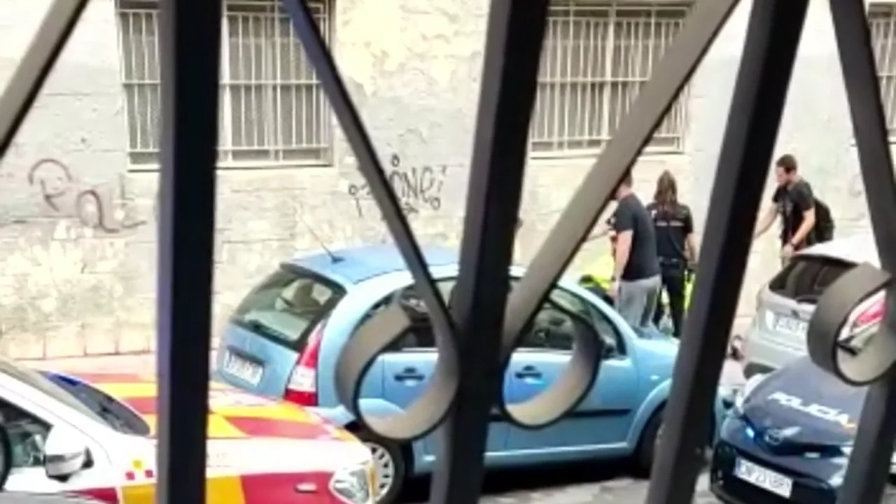 Un adolescente de 15 años, grave tras ser apuñalado por otros 3 menores frente a su colegio en Madrid Un adolescente de 15 años, grave tras ser apuñalado por otros 3 menores frente a su colegio en Madrid