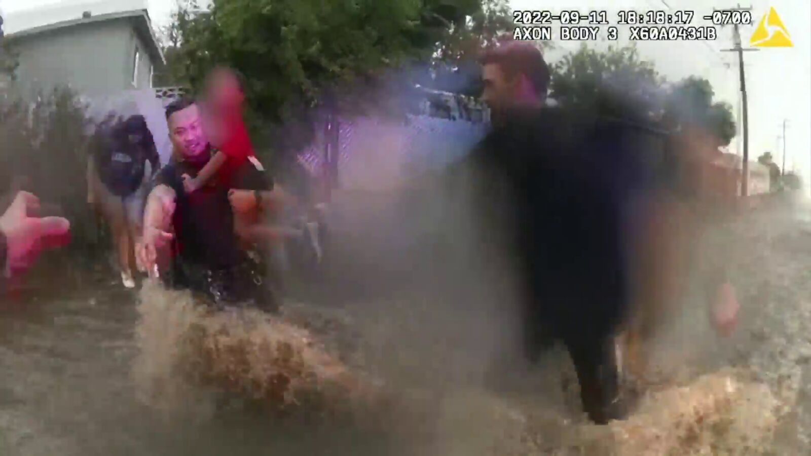 Imágenes del angustioso rescate a una mujer y sus hijos atrapados por el agua en California