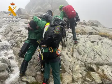 Miembros de GREIM cargan con un montañero francés con hipotermia