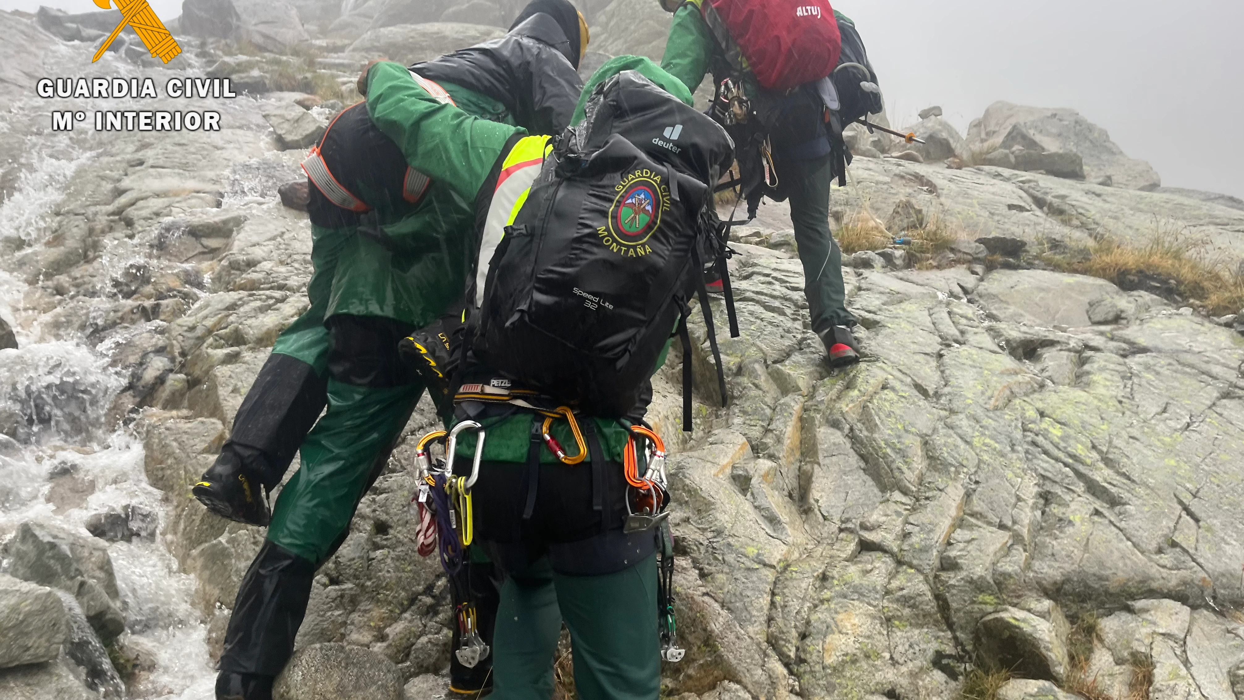 Miembros de GREIM cargan con un montañero francés con hipotermia Miembros de GREIM cargan con un montañero francés con hipotermia