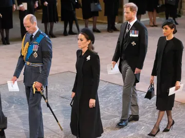 Los príncipes Guillermo y Harry junto a Kate Middleton y Meghan Markle en el cortejo fúnebre de la reina Isabel II Los príncipes Guillermo y Harry junto a Kate Middleton y Meghan Markle en el cortejo fúnebre de la reina Isabel II