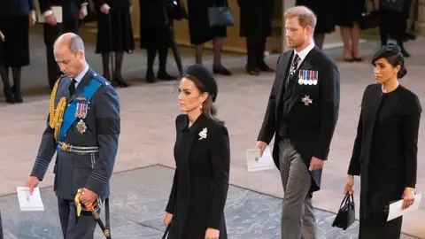Los príncipes Guillermo y Harry junto a Kate Middleton y Meghan Markle en el cortejo fúnebre de la reina Isabel II