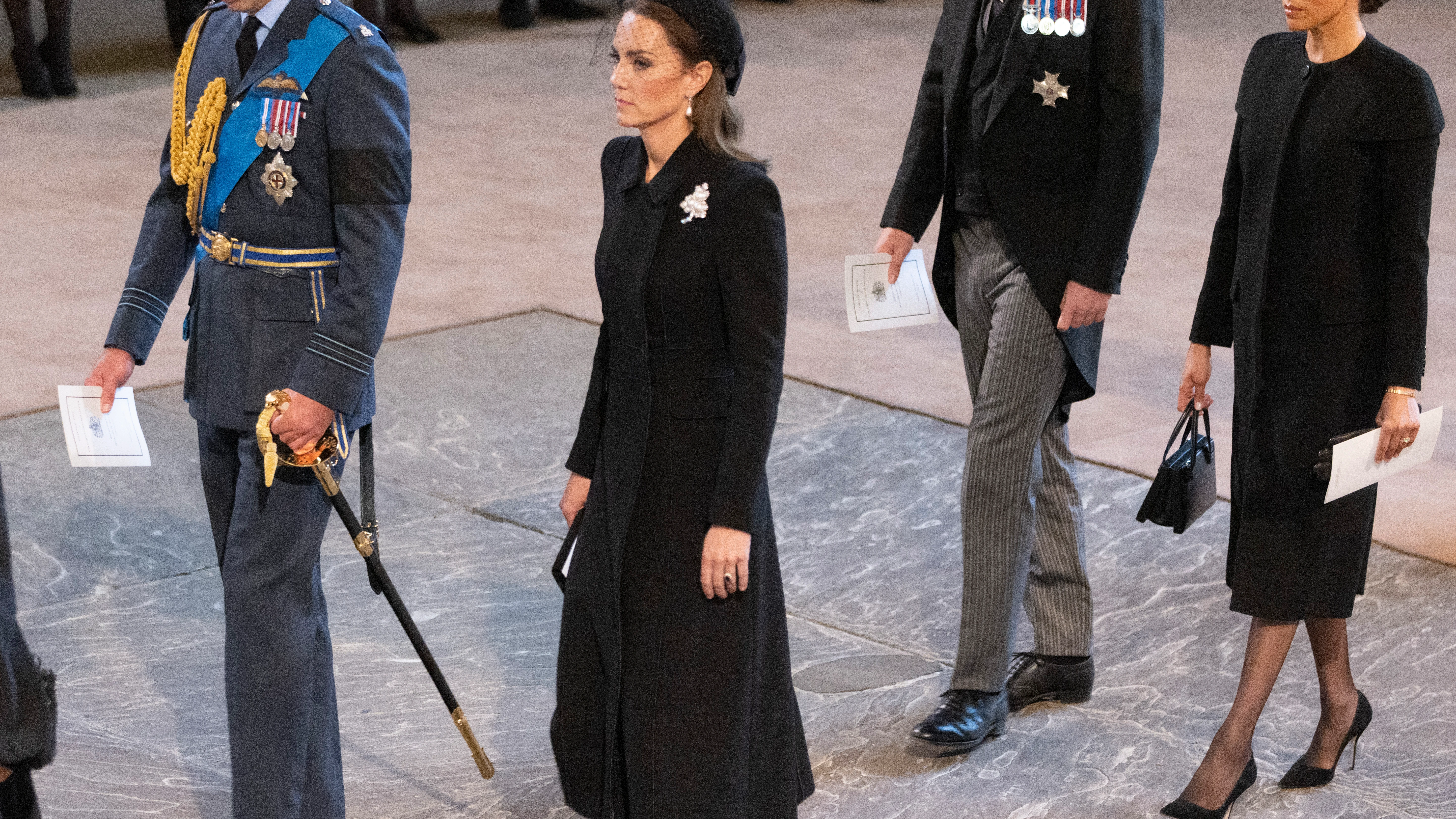 Los príncipes Guillermo y Harry junto a Kate Middleton y Meghan Markle en el cortejo fúnebre de la reina Isabel II Los príncipes Guillermo y Harry junto a Kate Middleton y Meghan Markle en el cortejo fúnebre de la reina Isabel II