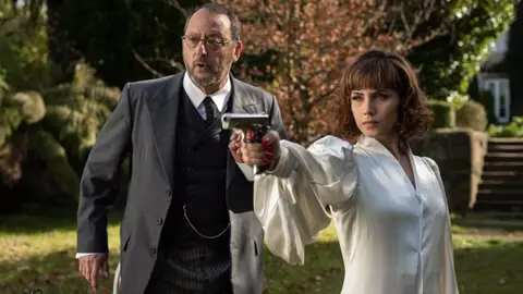 Jean Reno y Aura Garrido en 'Un asunto privado' Jean Reno y Aura Garrido en 'Un asunto privado'